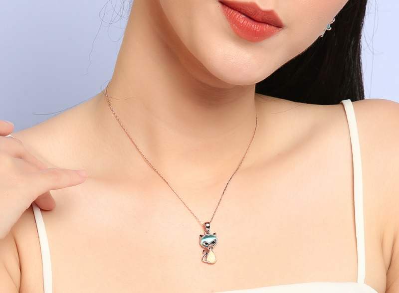 Mặt d&acirc;y chuyền được thiết kế h&igrave;nh con m&egrave;o